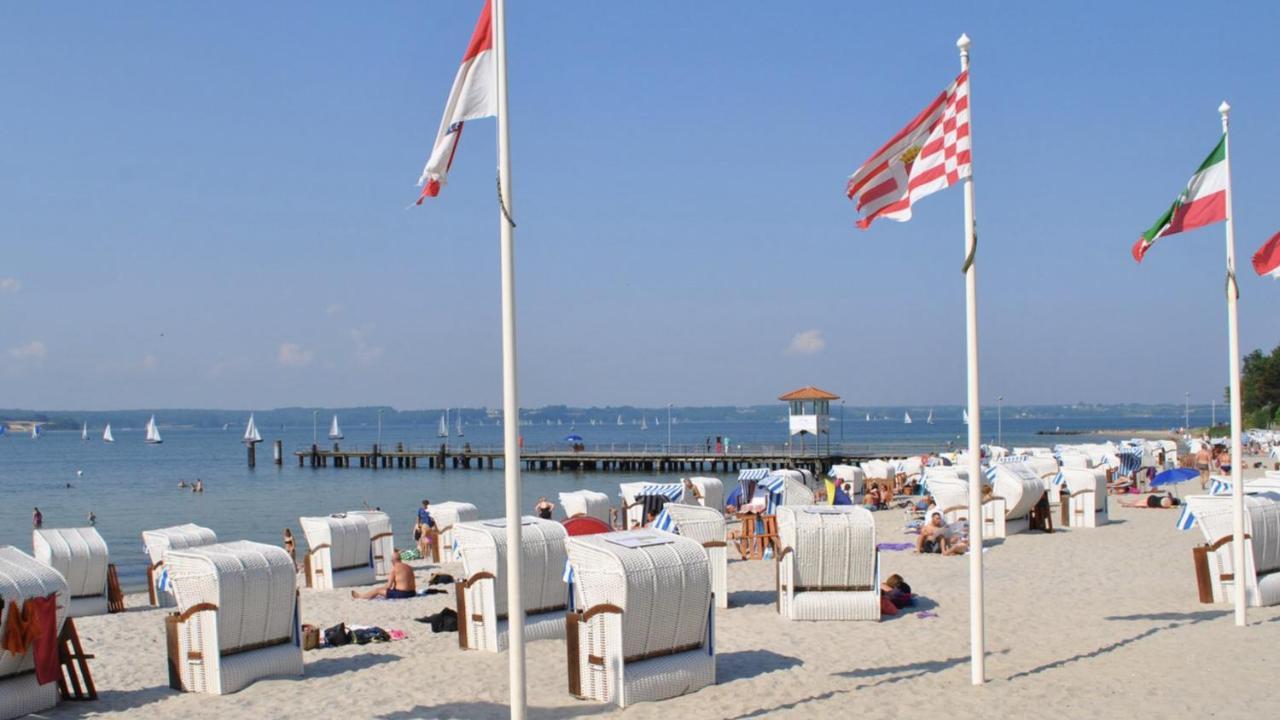 Strandblick Mit Strandkorb & Fahrraedern Glücksburg Esterno foto